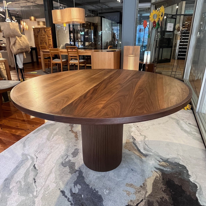 Ānau Round Dining Table